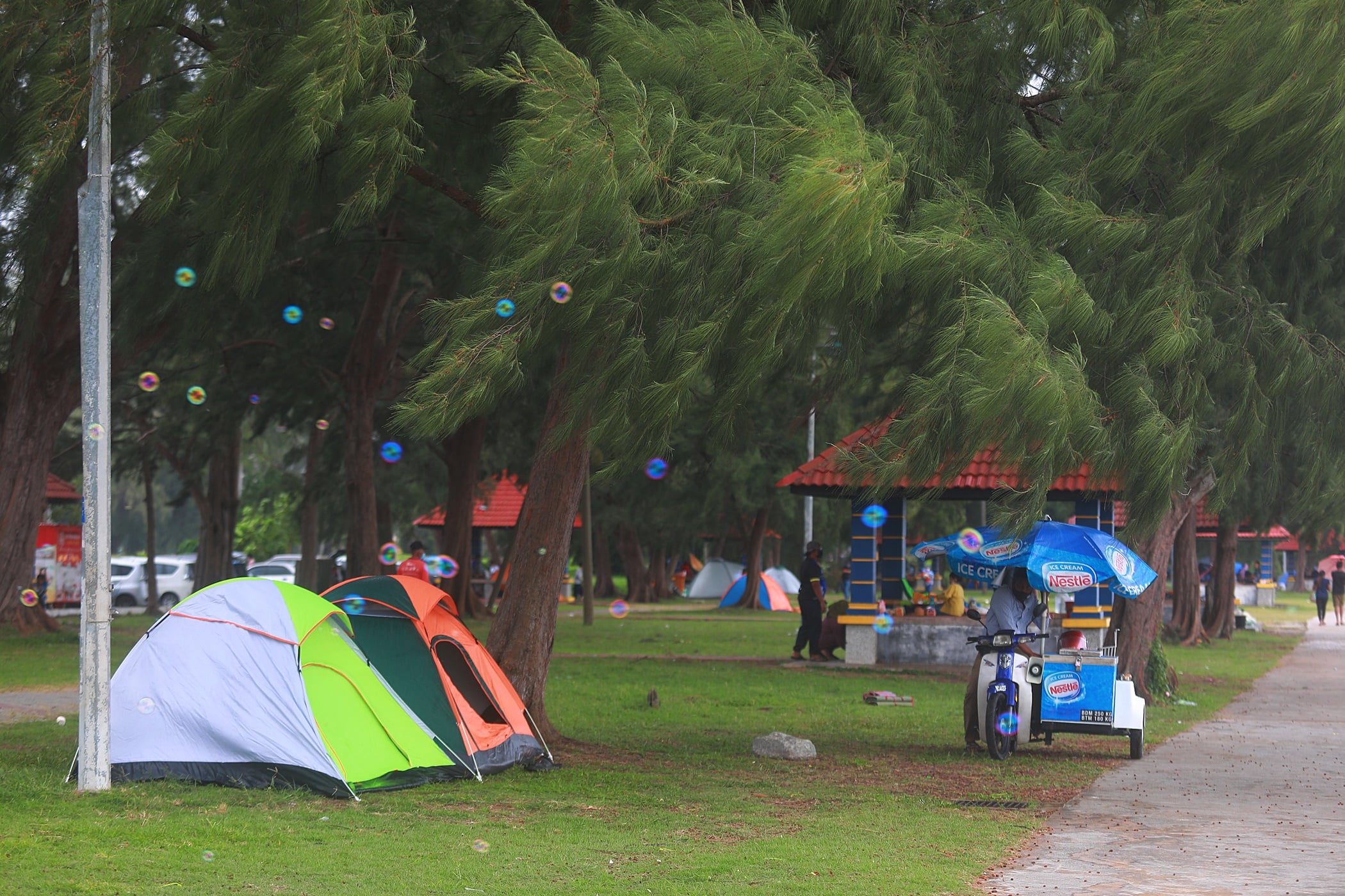 (大都会)下雨无阻民众到摩立海滩/11图1视频
