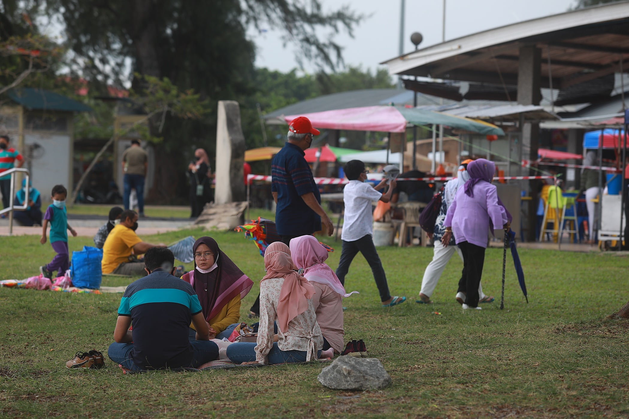 (大都会)下雨无阻民众到摩立海滩/11图1视频