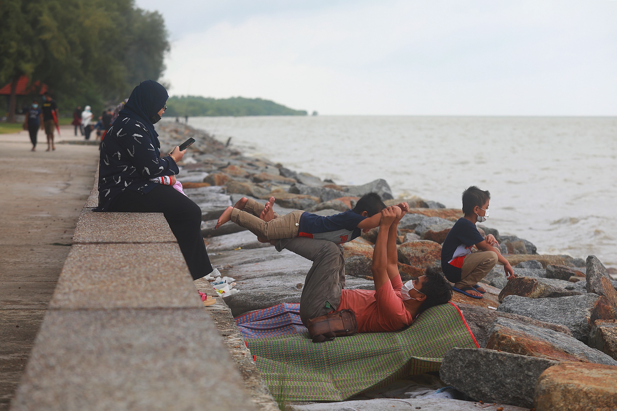 (大都会)下雨无阻民众到摩立海滩/11图1视频