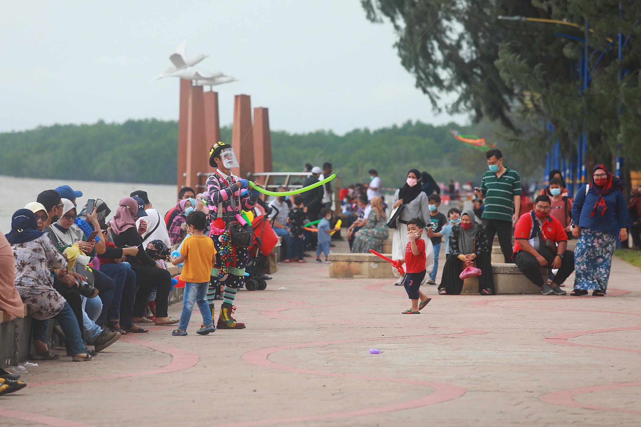 (大都会)下雨无阻民众到摩立海滩/11图1视频