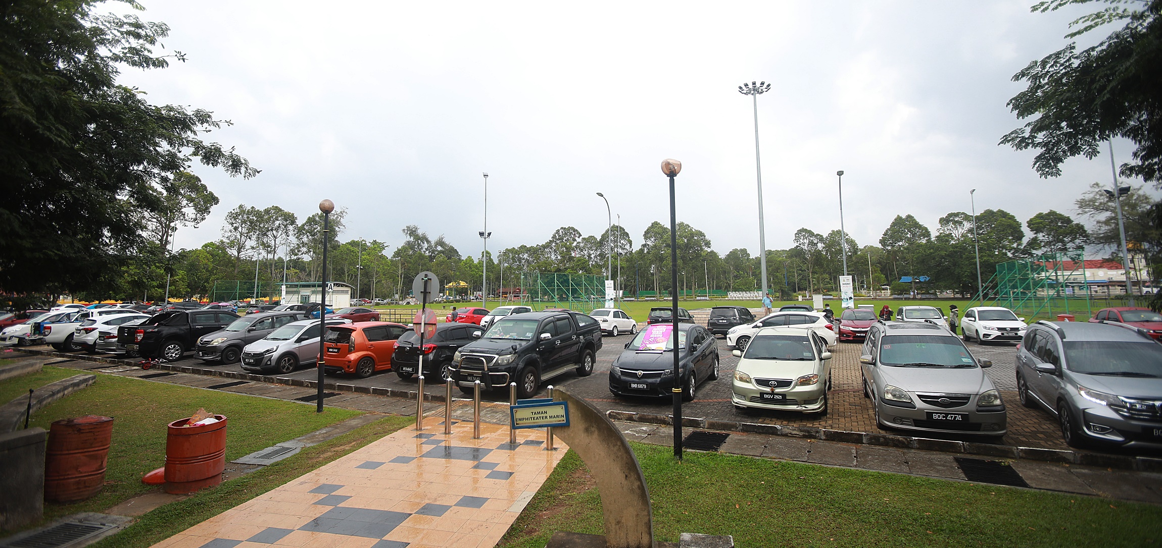 (大都会)下雨无阻民众到摩立海滩/11图1视频