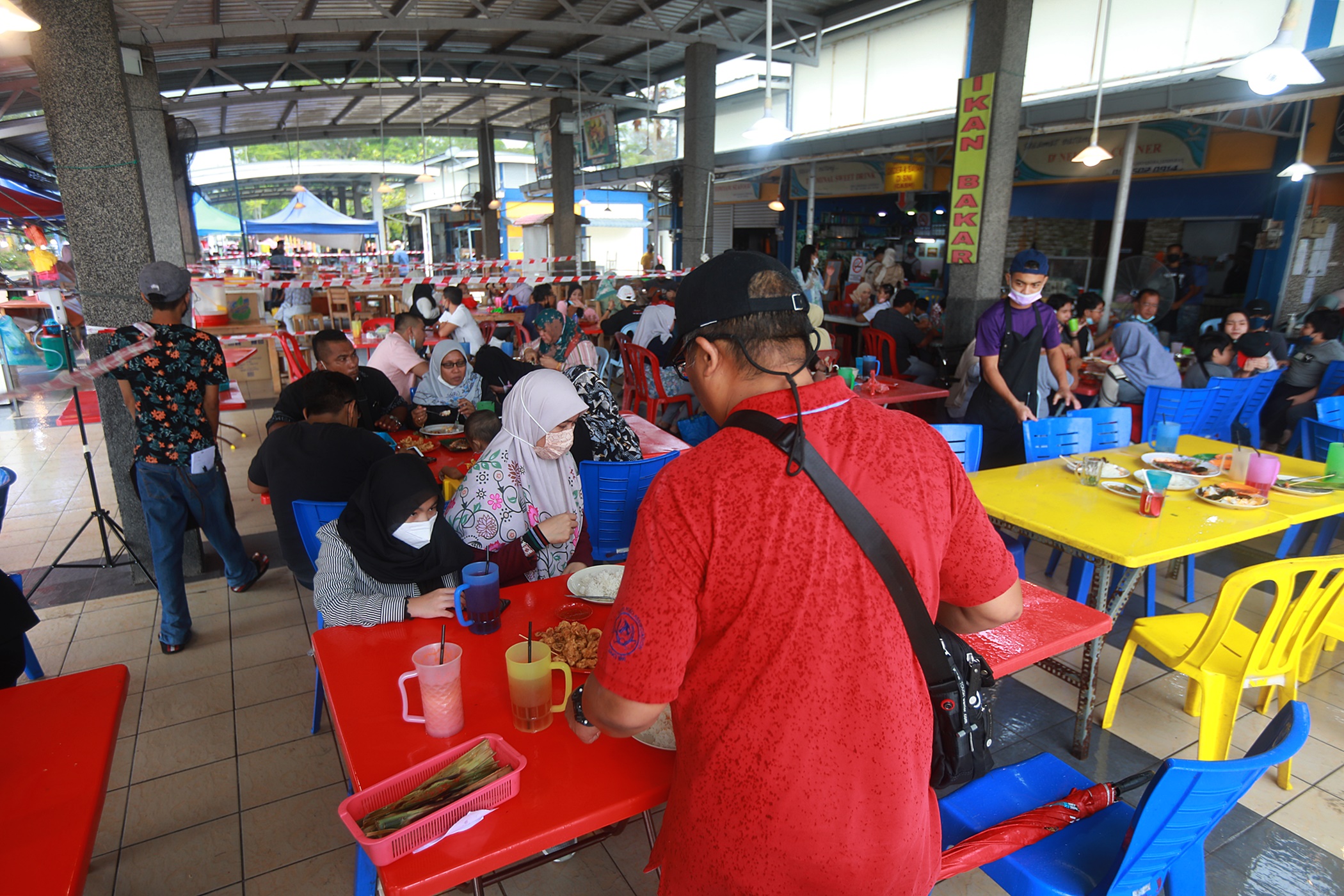 (大都会)下雨无阻民众到摩立海滩/11图1视频