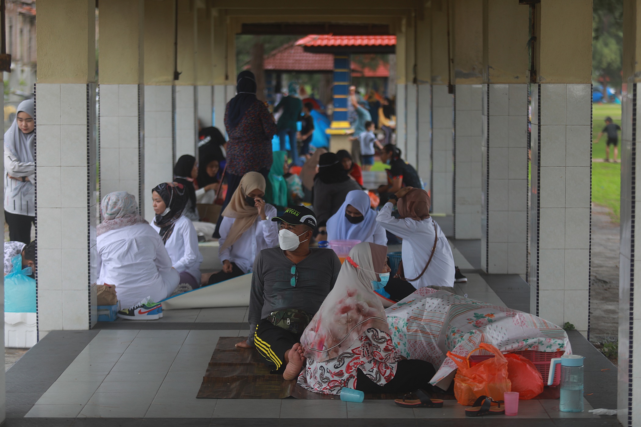 (大都会)下雨无阻民众到摩立海滩/11图1视频