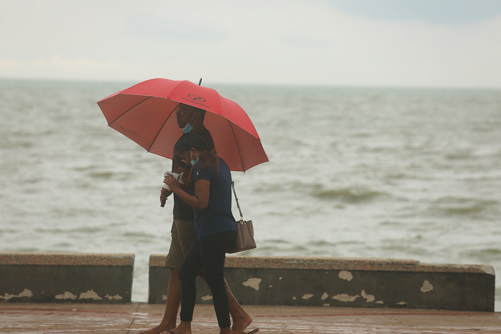 (大都会)下雨无阻民众到摩立海滩/11图1视频
