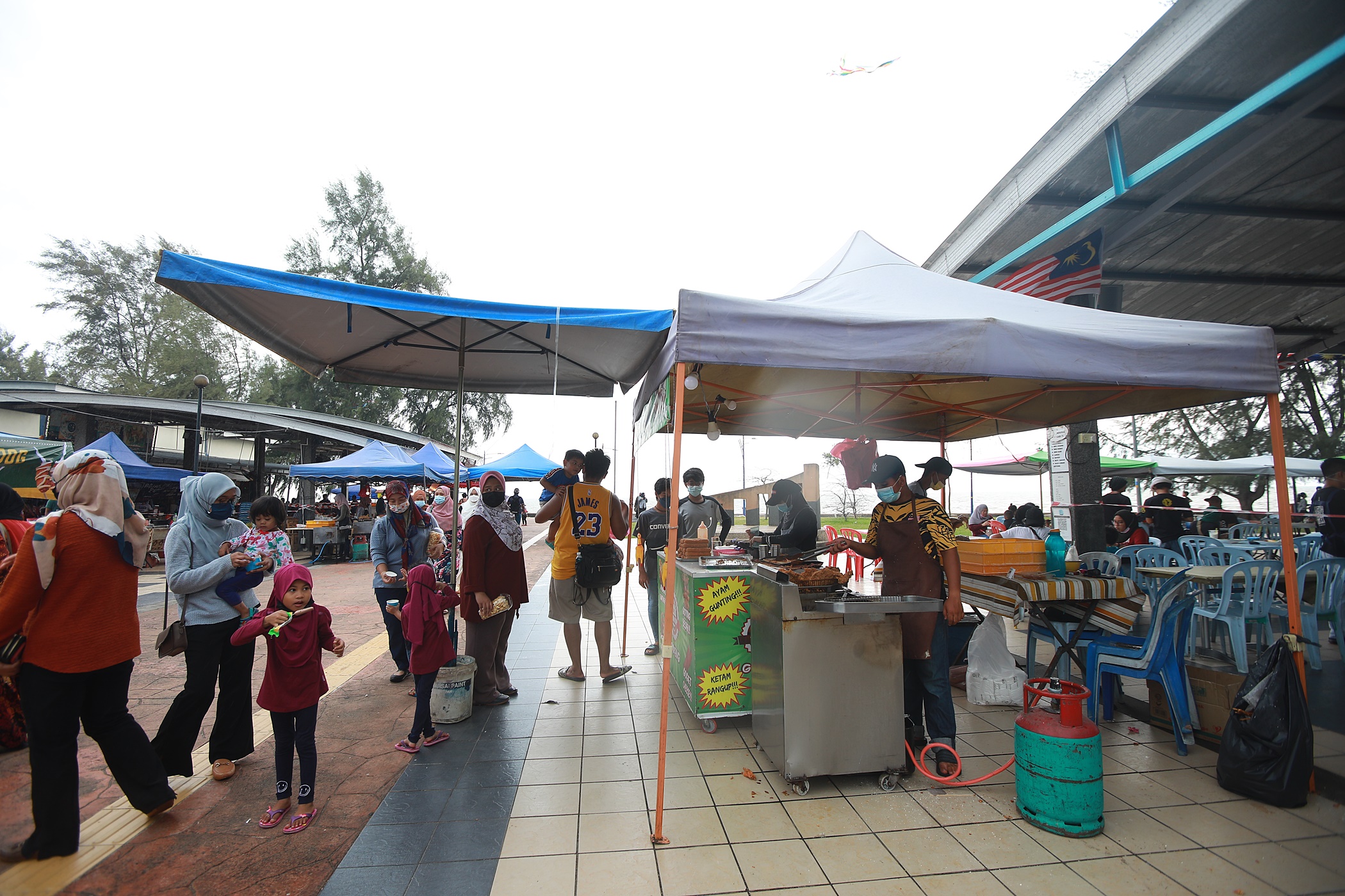 (大都会)下雨无阻民众到摩立海滩/11图1视频