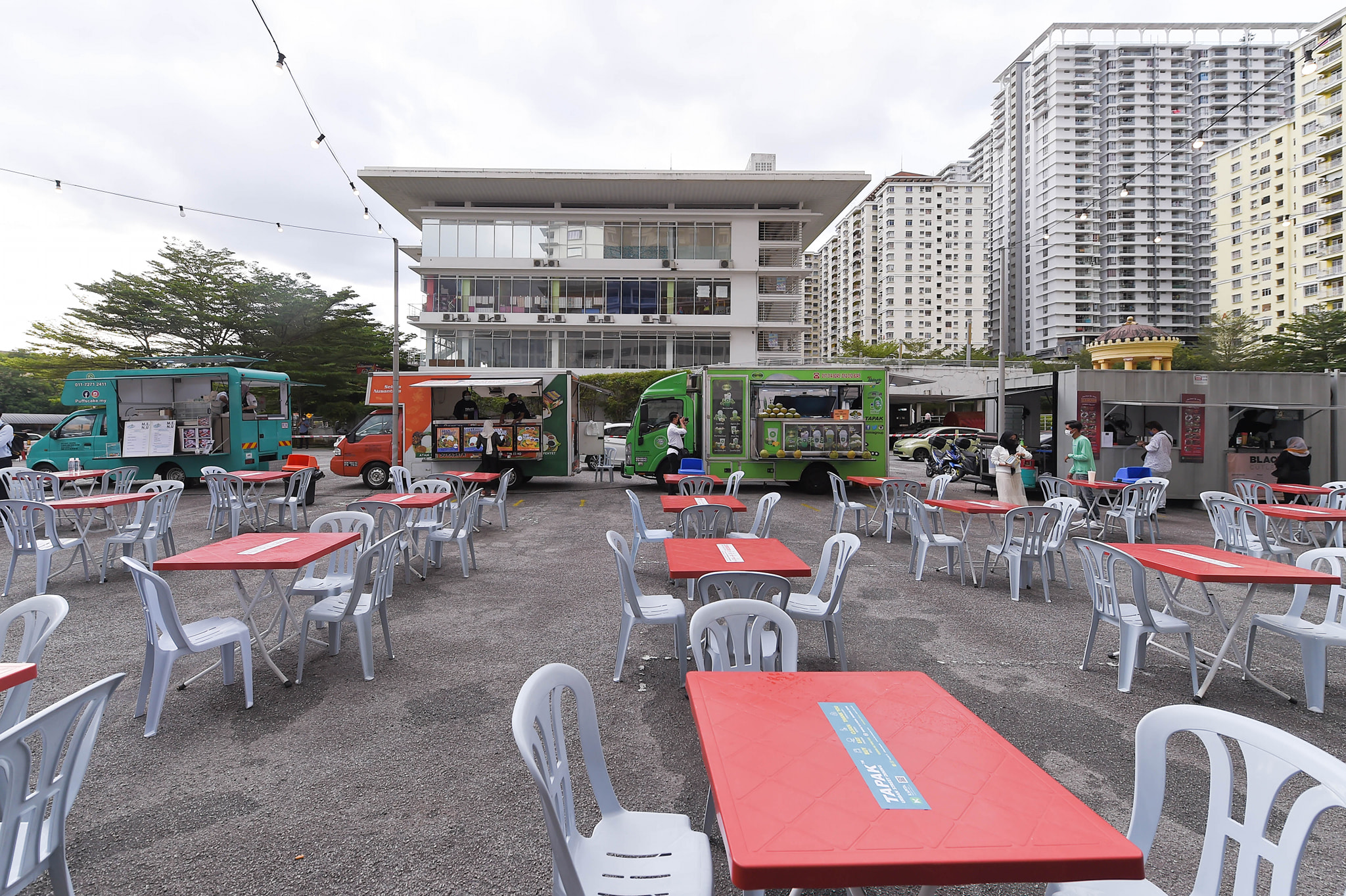 (大都会)/ME02头/直辖区部长巡视美食广场/4图