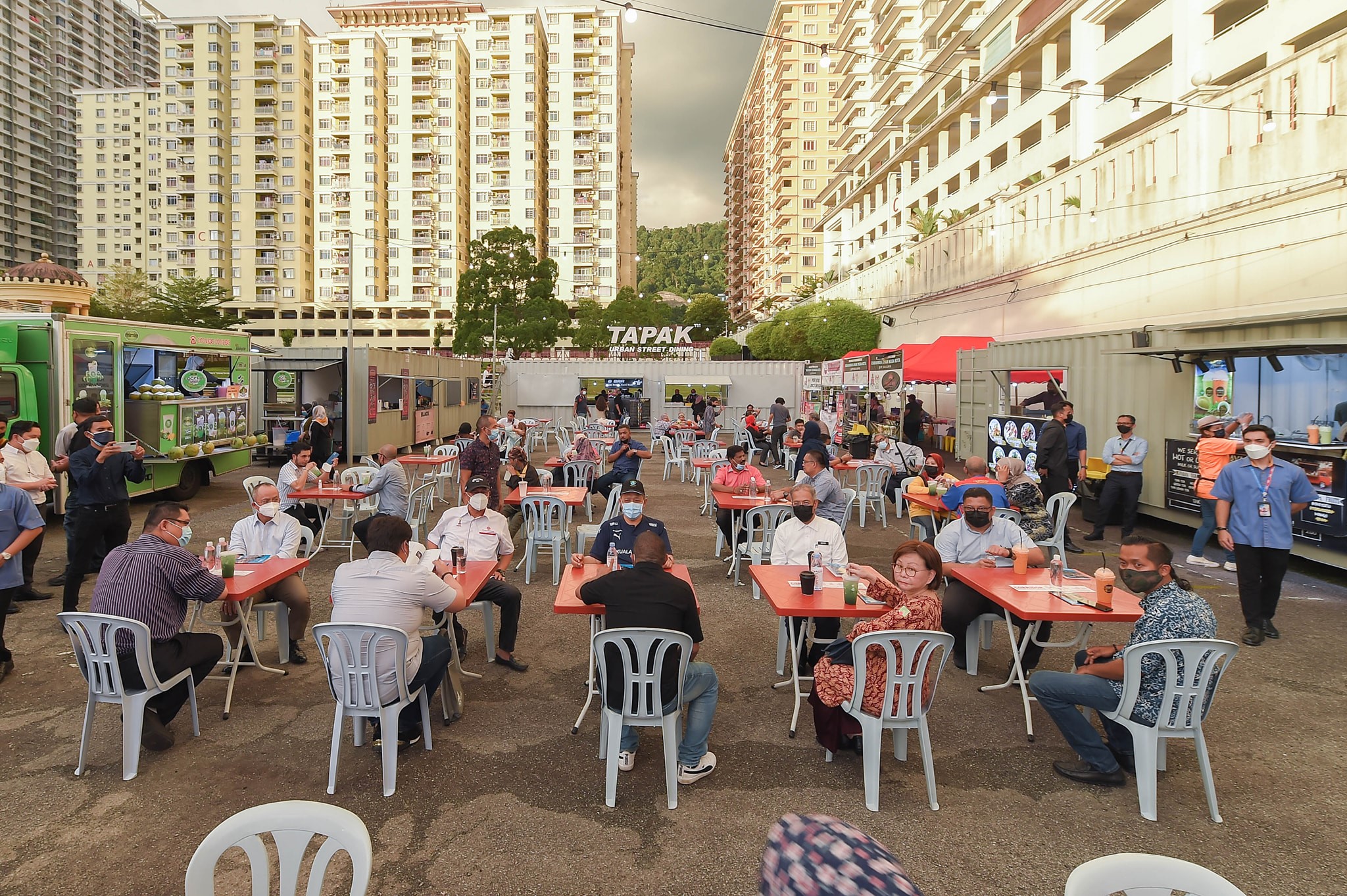 (大都会)/ME02头/直辖区部长巡视美食广场/4图