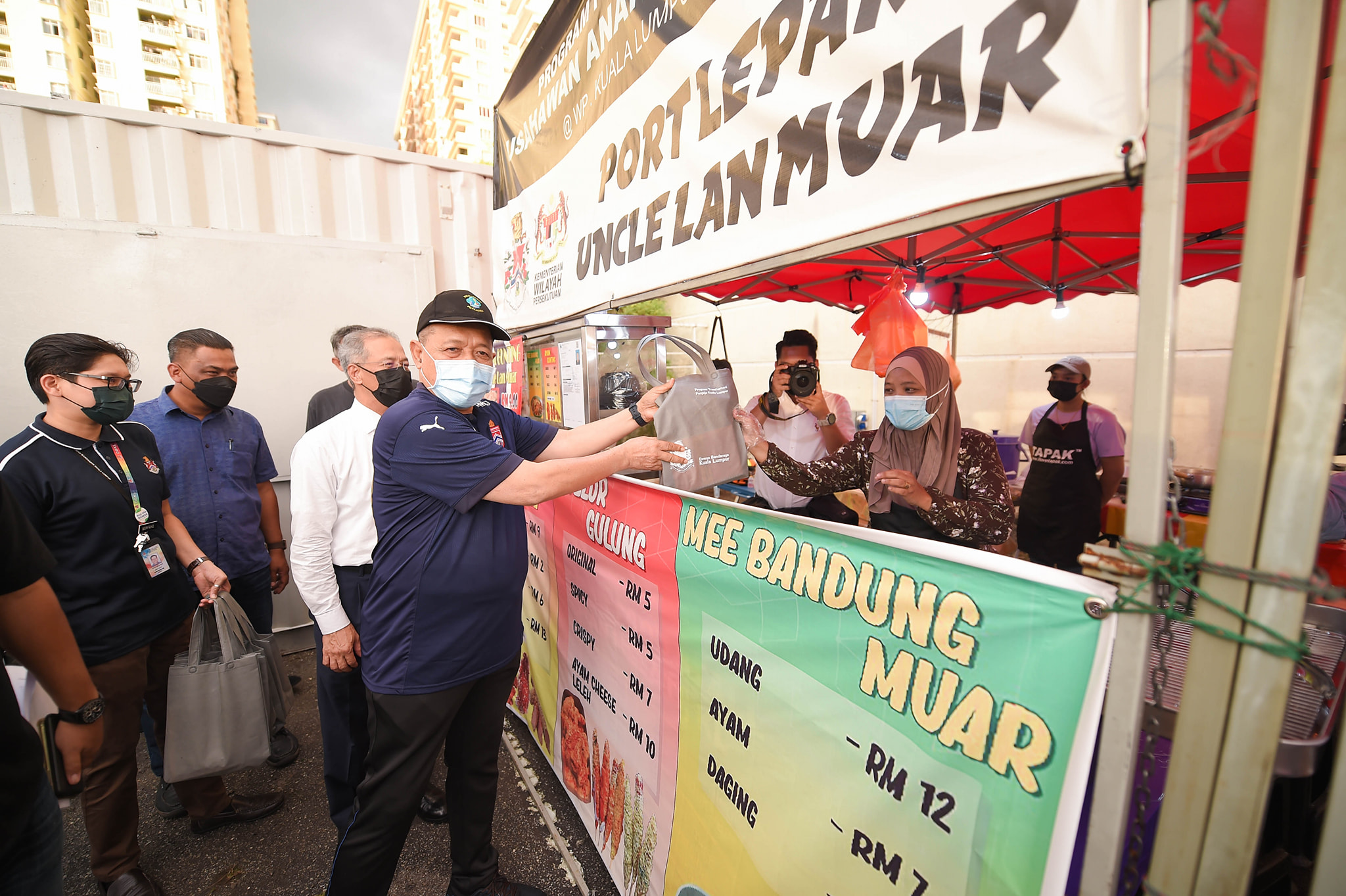 (大都会)/ME02头/直辖区部长巡视美食广场/4图