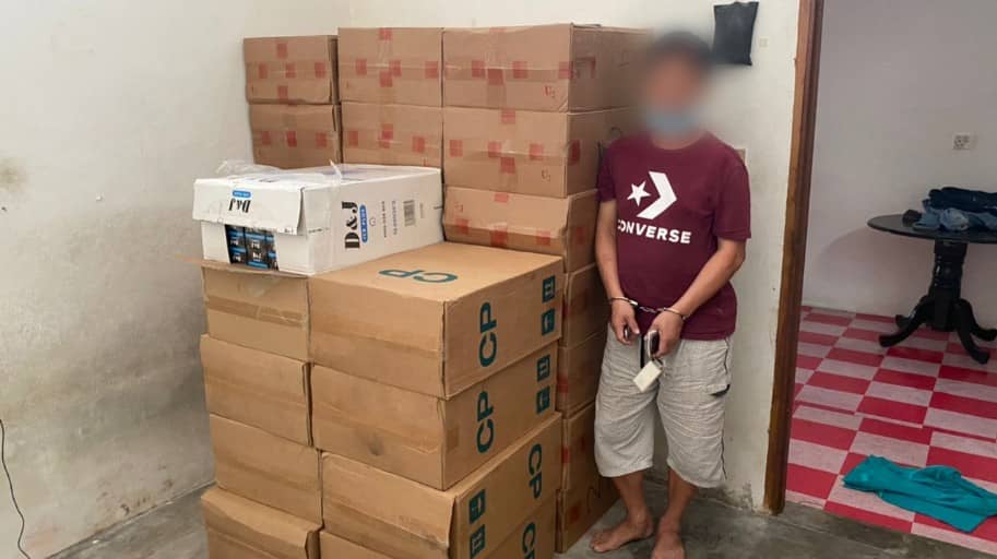 (已签发)柔:警方直捣逃税烟仓库,捕57岁本地男子