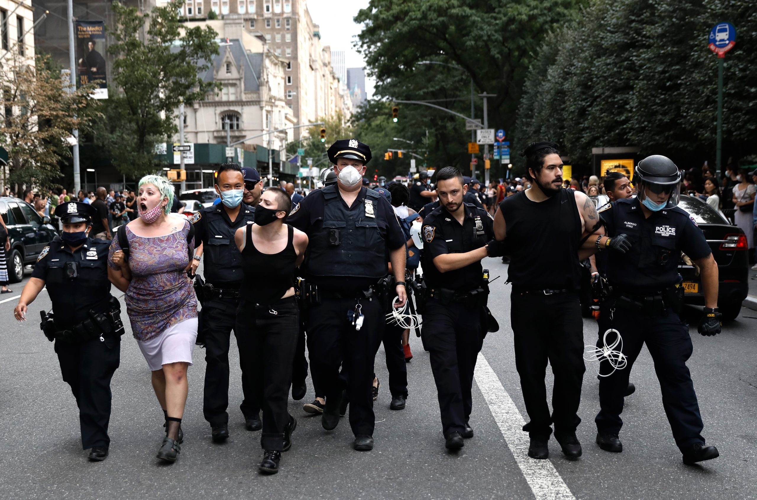 MET Gala|蕾哈娜布鲁克林斗放闪好甜蜜