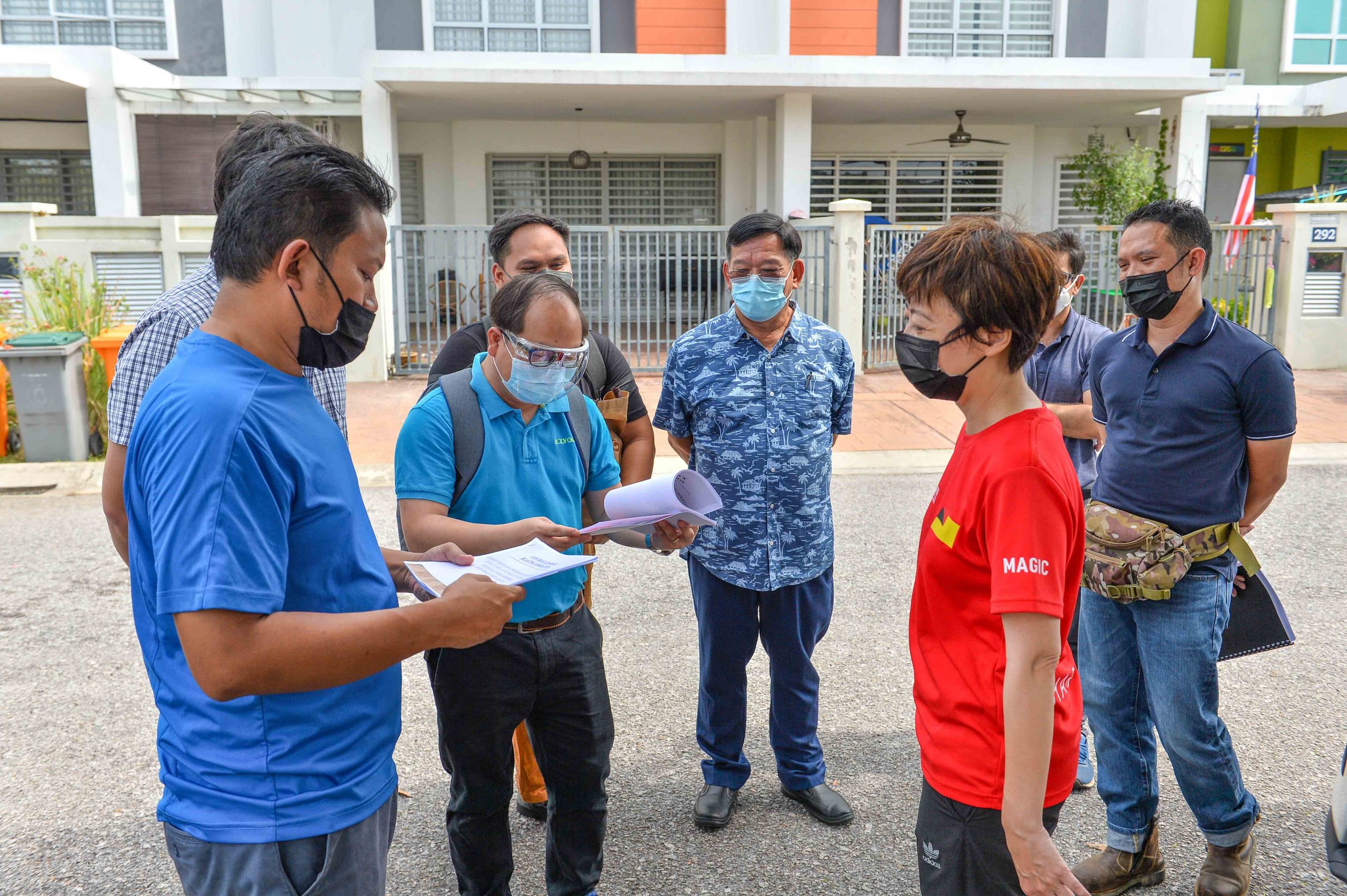 NS3头／工地炸石致20户裂痕，陈丽群介入协调，发展商居民达成共识
