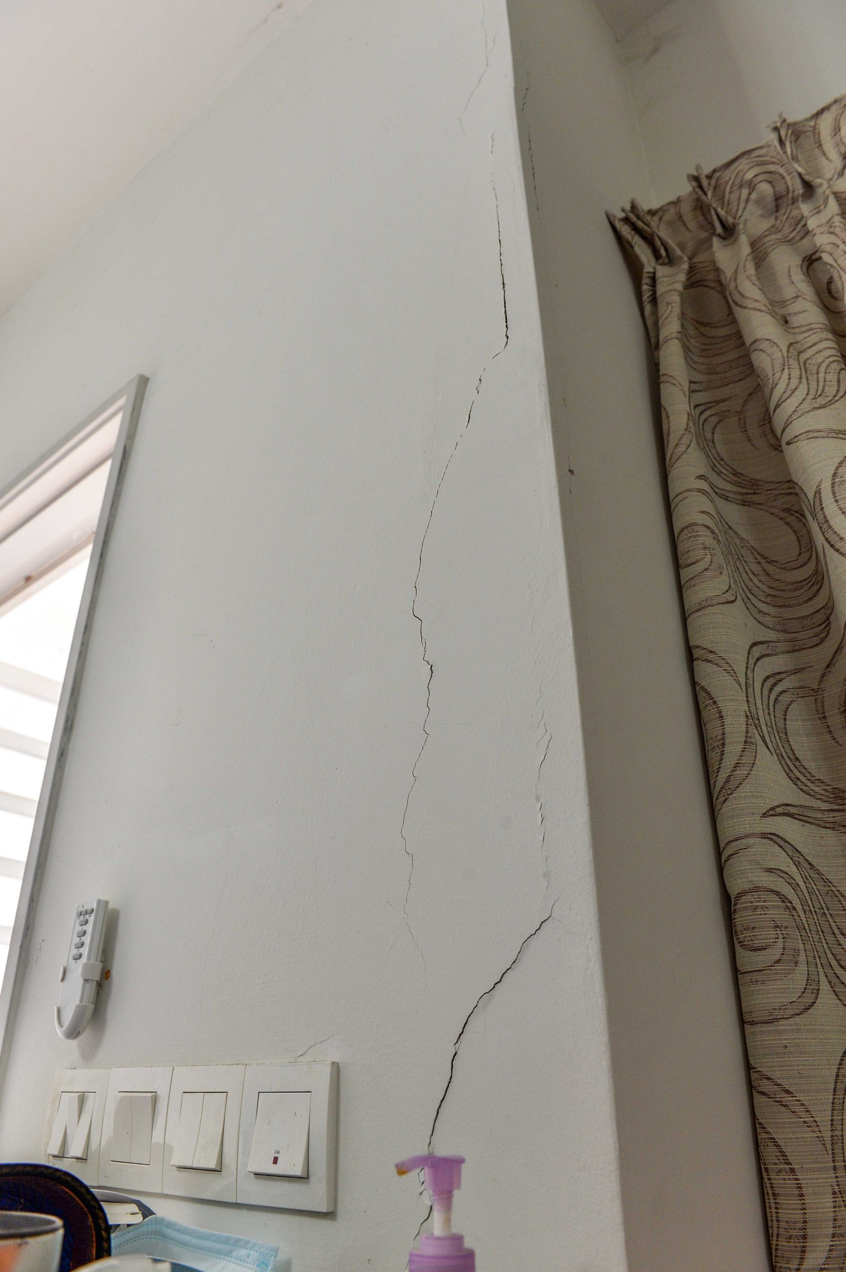 NS3头／工地炸石致20户裂痕，陈丽群介入协调，发展商居民达成共识