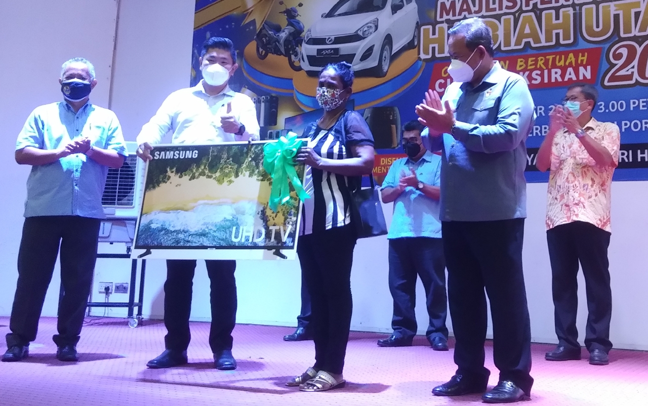 NS3头/缴付11令吉40仙门牌税,女大毕业生喜获Axia车