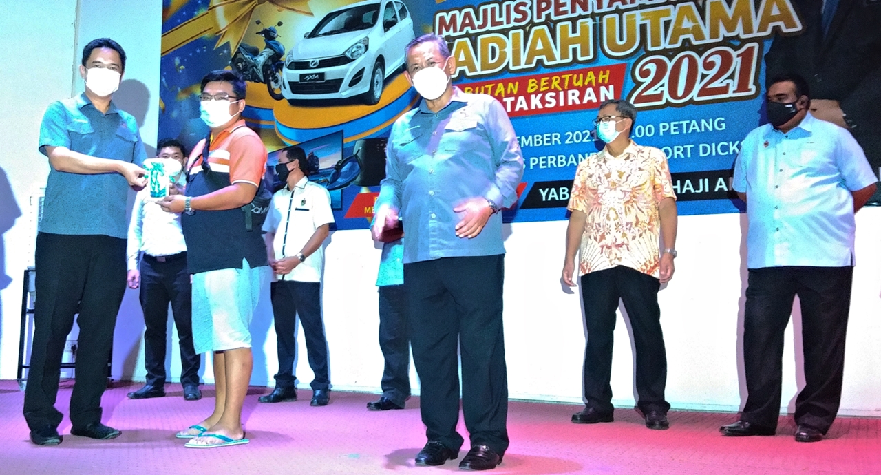 NS3头/缴付11令吉40仙门牌税,女大毕业生喜获Axia车