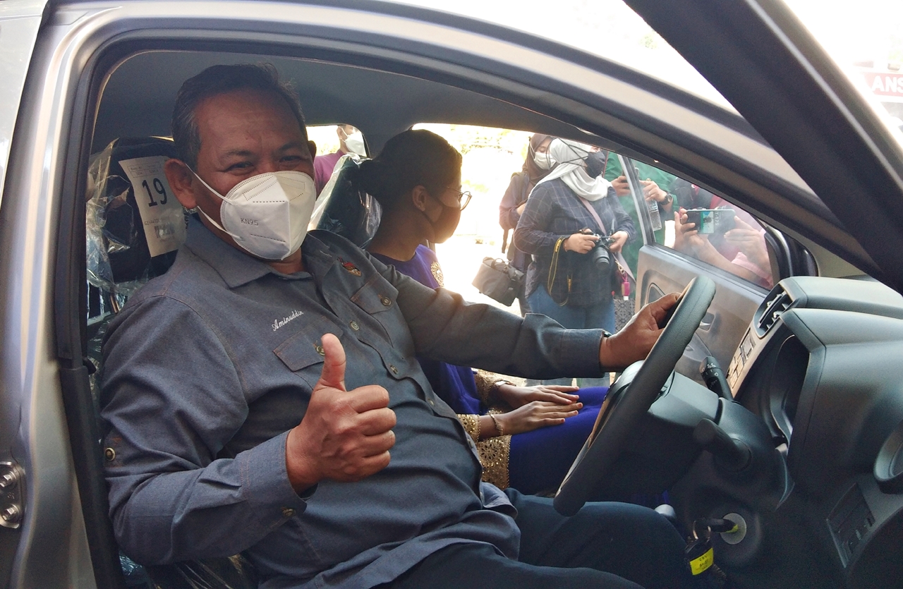 NS3头/缴付11令吉40仙门牌税,女大毕业生喜获Axia车