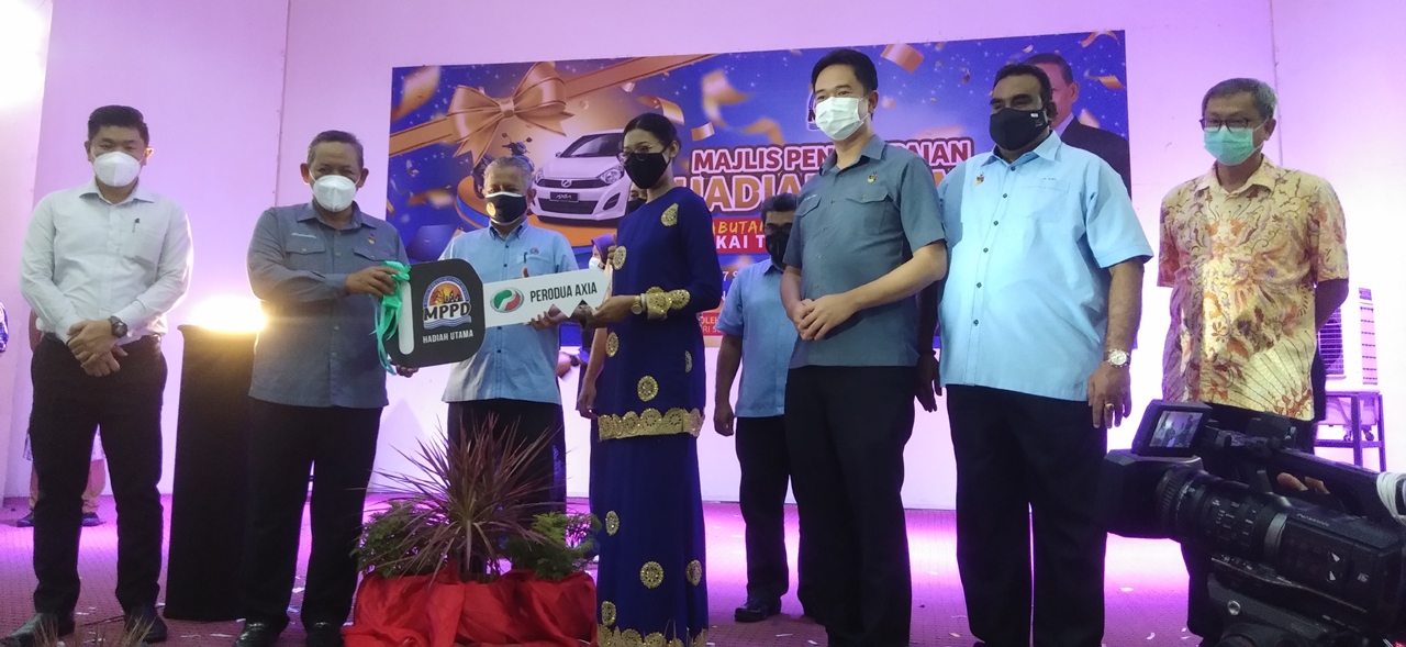 NS3头/缴付11令吉40仙门牌税,女大毕业生喜获Axia车