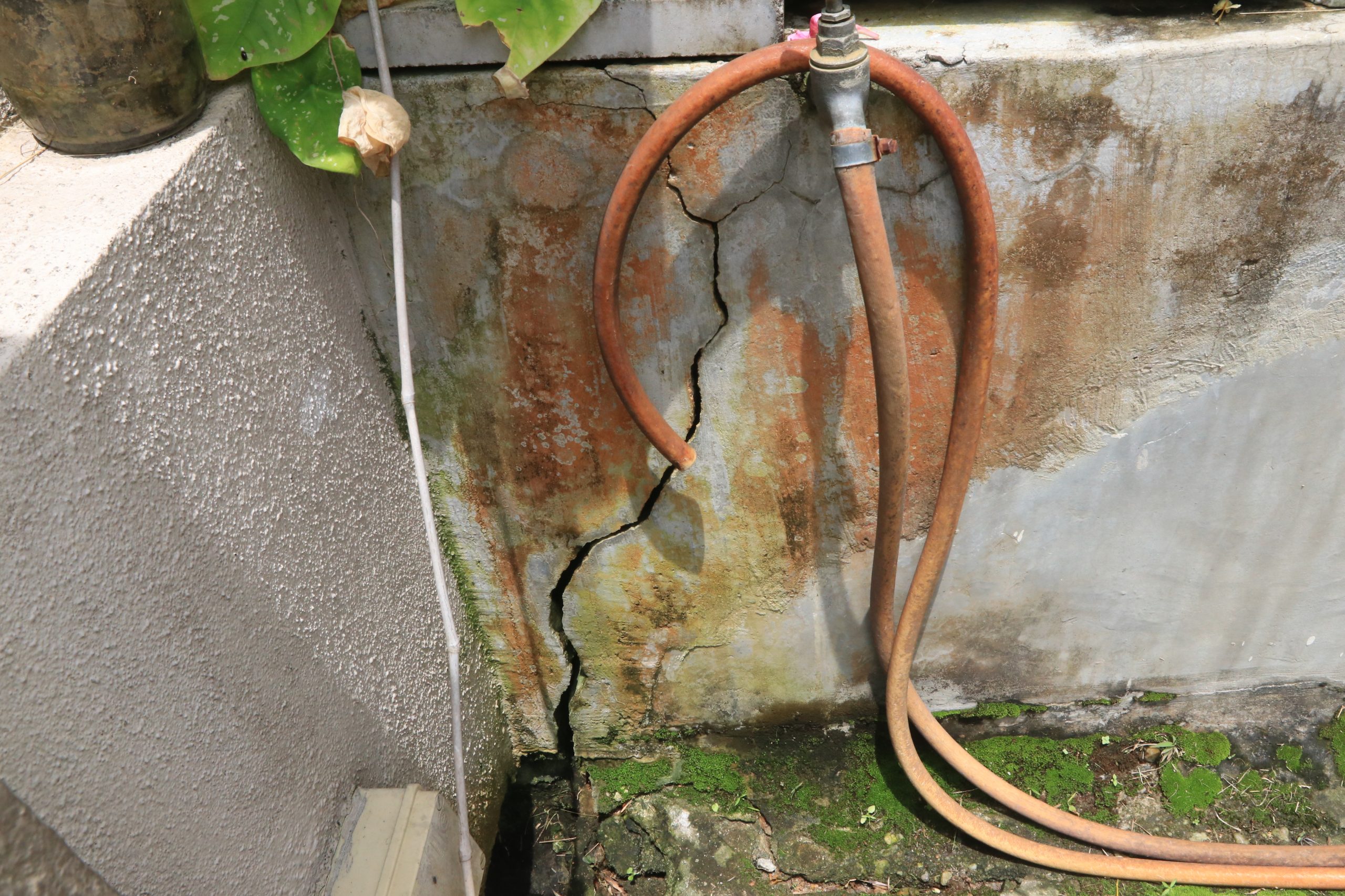 NS4头／炸石工程导致毗邻住家裂，居民担惊受怕