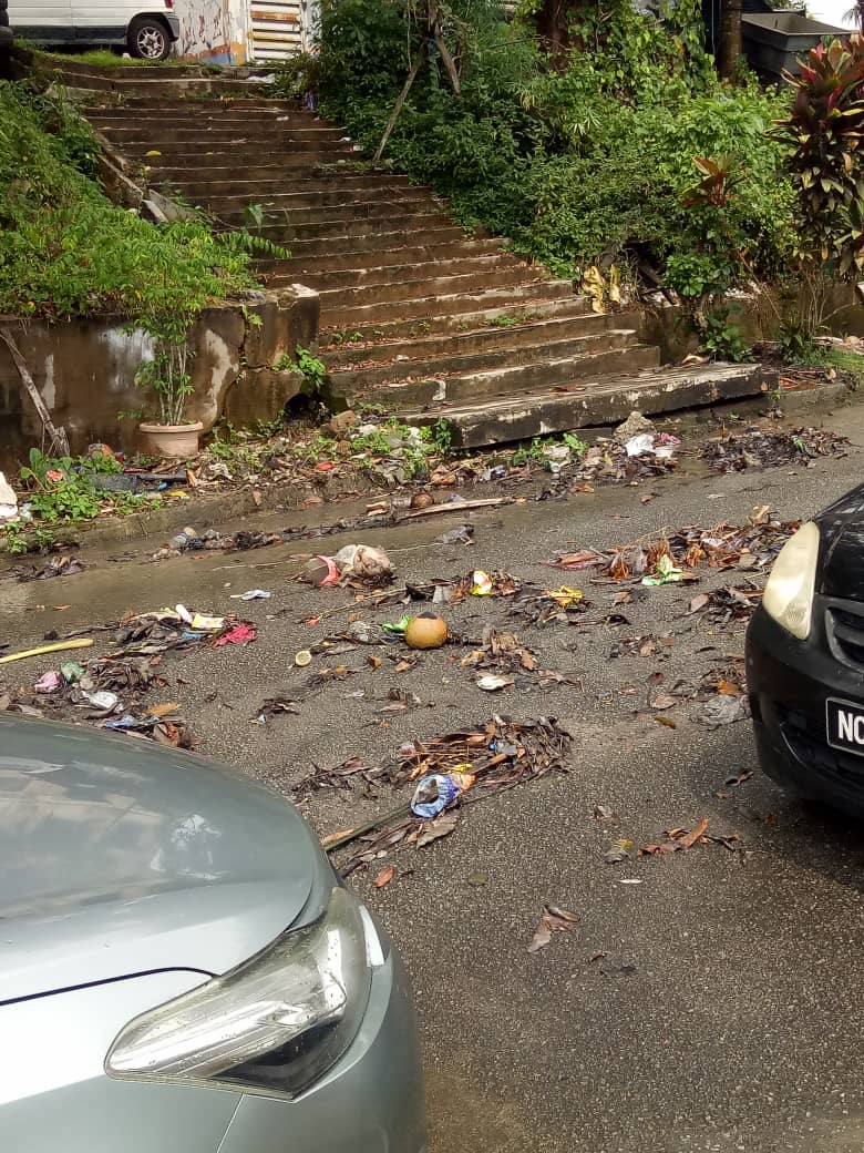 NS星洲:迪沙亚沙组屋旁沟渠阻塞,叶耀荣拨款两万维修