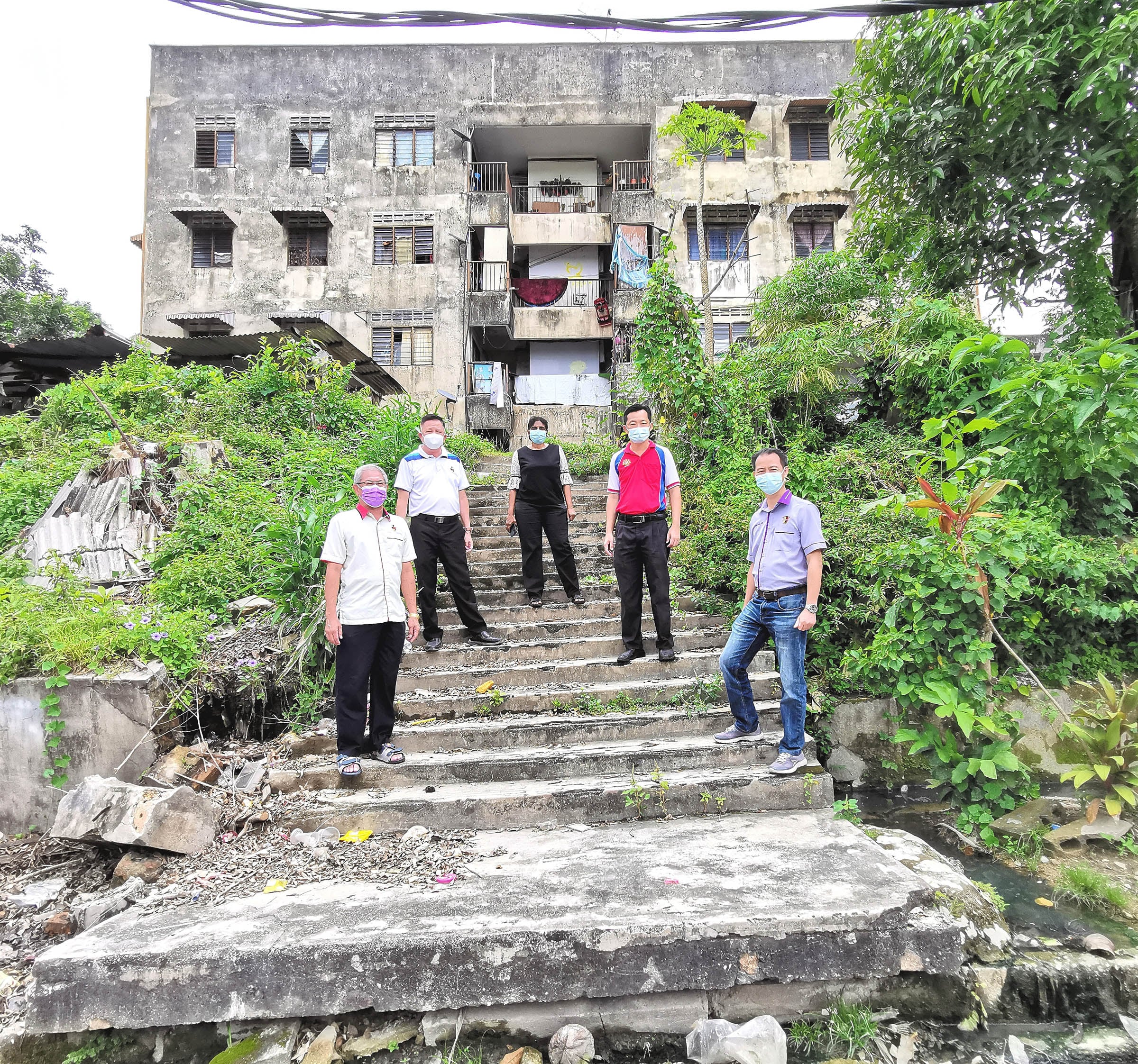 NS星洲:迪沙亚沙组屋旁沟渠阻塞,叶耀荣拨款两万维修