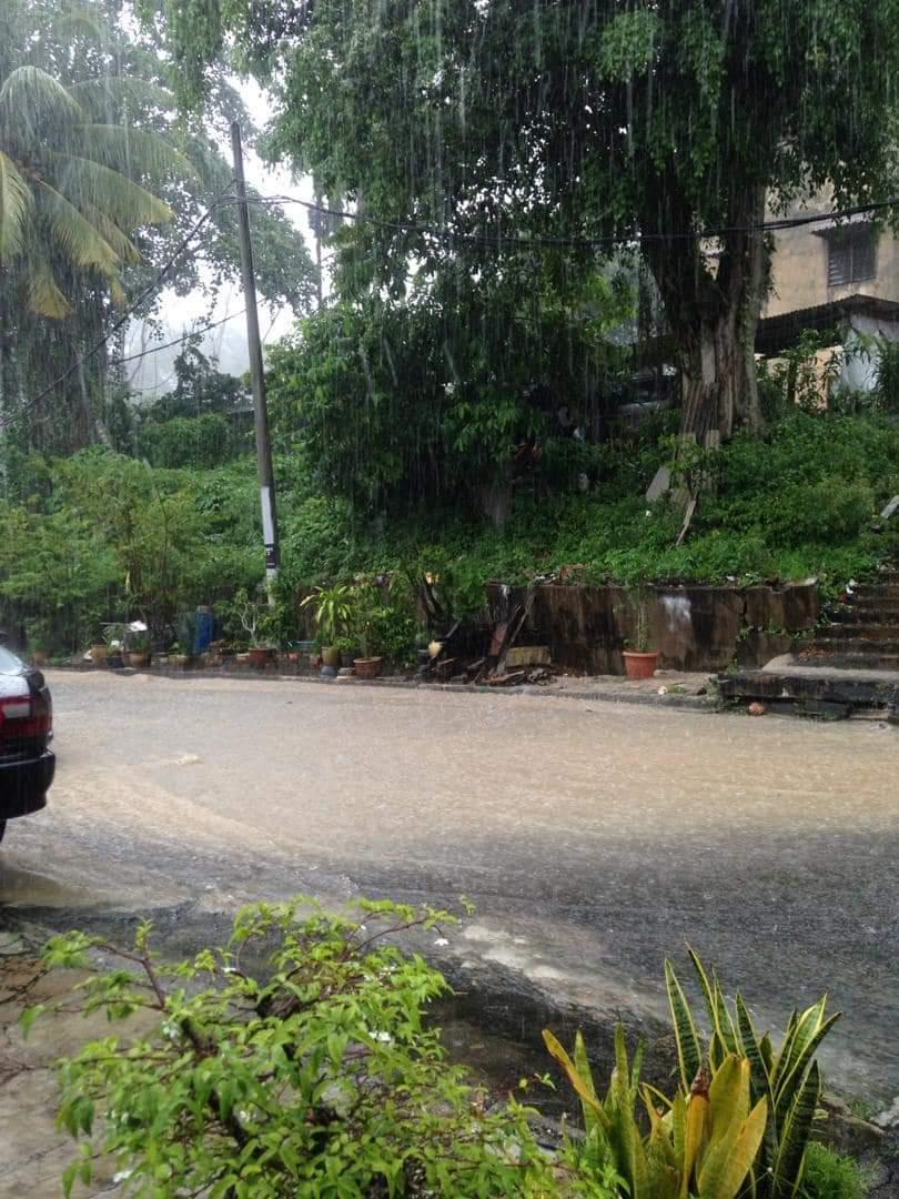 NS星洲:迪沙亚沙组屋旁沟渠阻塞,叶耀荣拨款两万维修