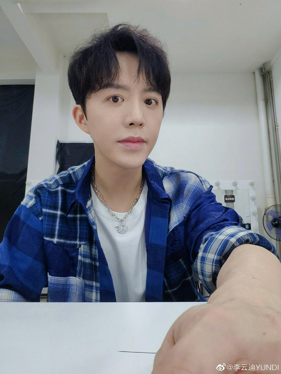 12家代言全切割  李云迪恐吐逾亿赔偿金