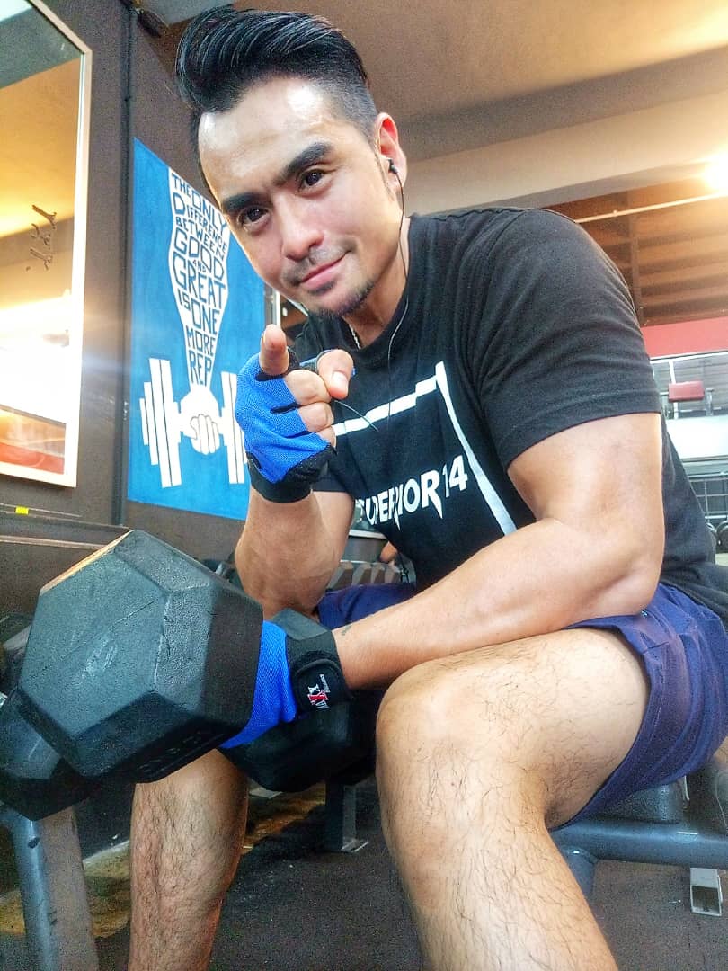 22/10:有故事的人/歌舞圆梦闯出一片天--叶圹闻