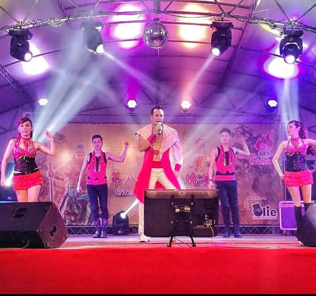 22/10:有故事的人/歌舞圆梦闯出一片天--叶圹闻