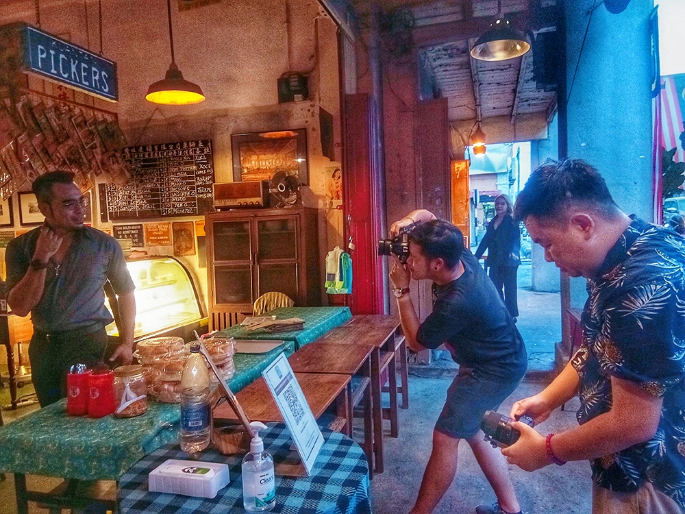 22/10:有故事的人/歌舞圆梦闯出一片天--叶圹闻