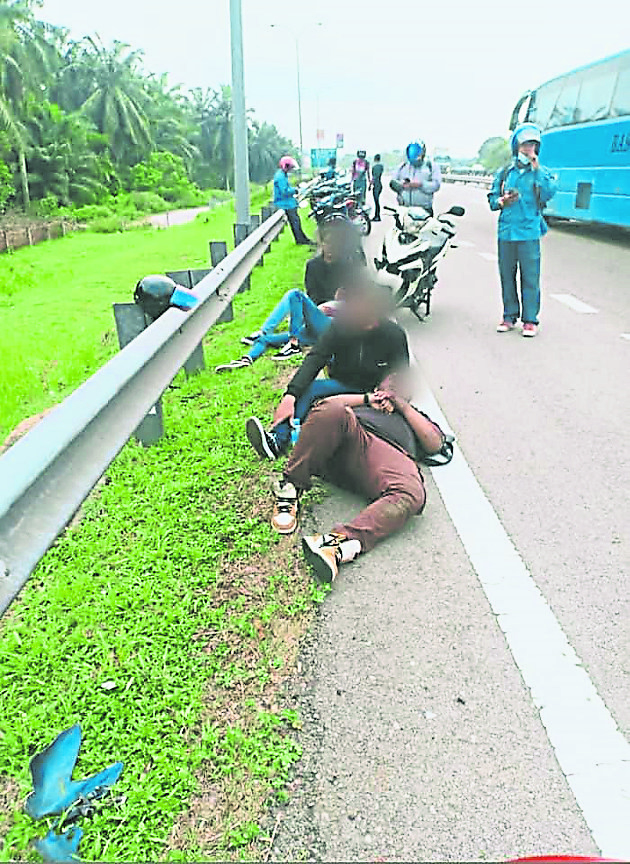 2骑士没驾照 4摩托连环撞1死3伤