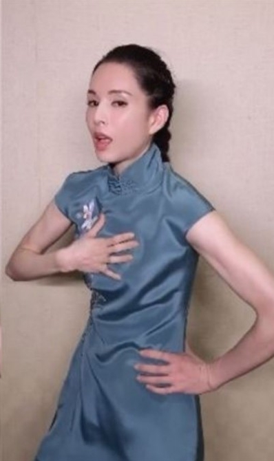 55岁李若彤手臂一挥 真实年纪被出卖