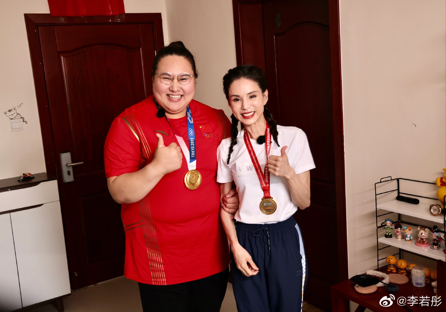 55岁李若彤手臂一挥 真实年纪被出卖