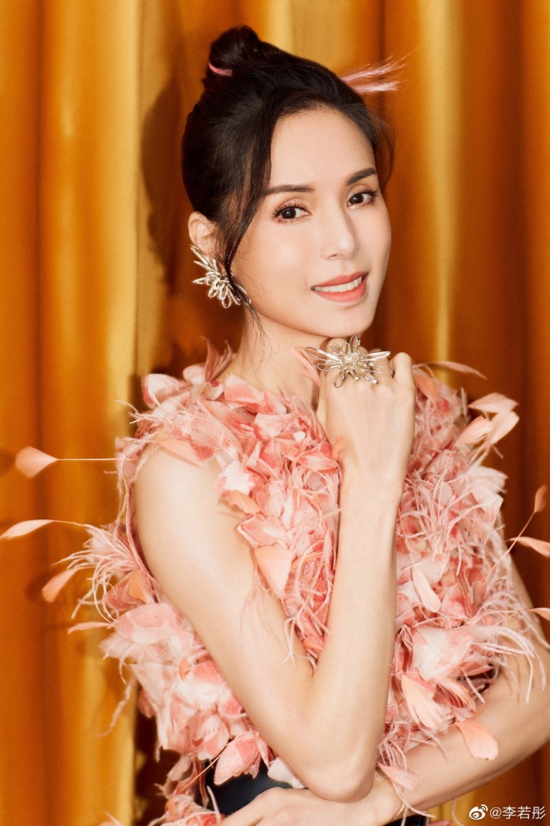 55岁李若彤手臂一挥 真实年纪被出卖