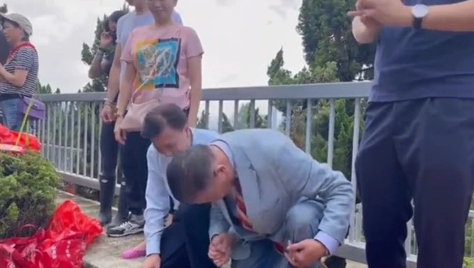 64岁万梓良结拜兄弟  当众跪拜对方祖先