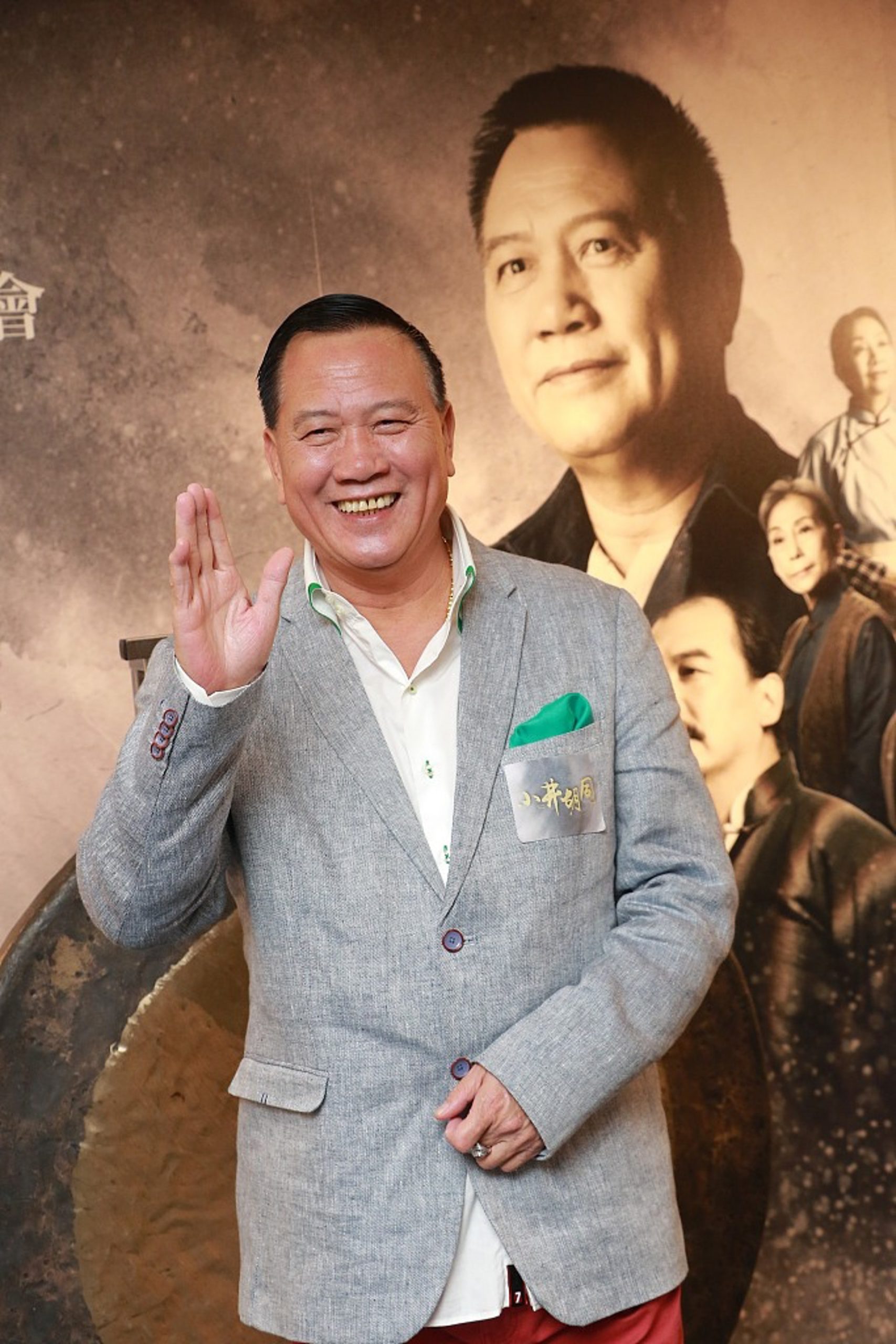 64岁万梓良结拜兄弟  当众跪拜对方祖先