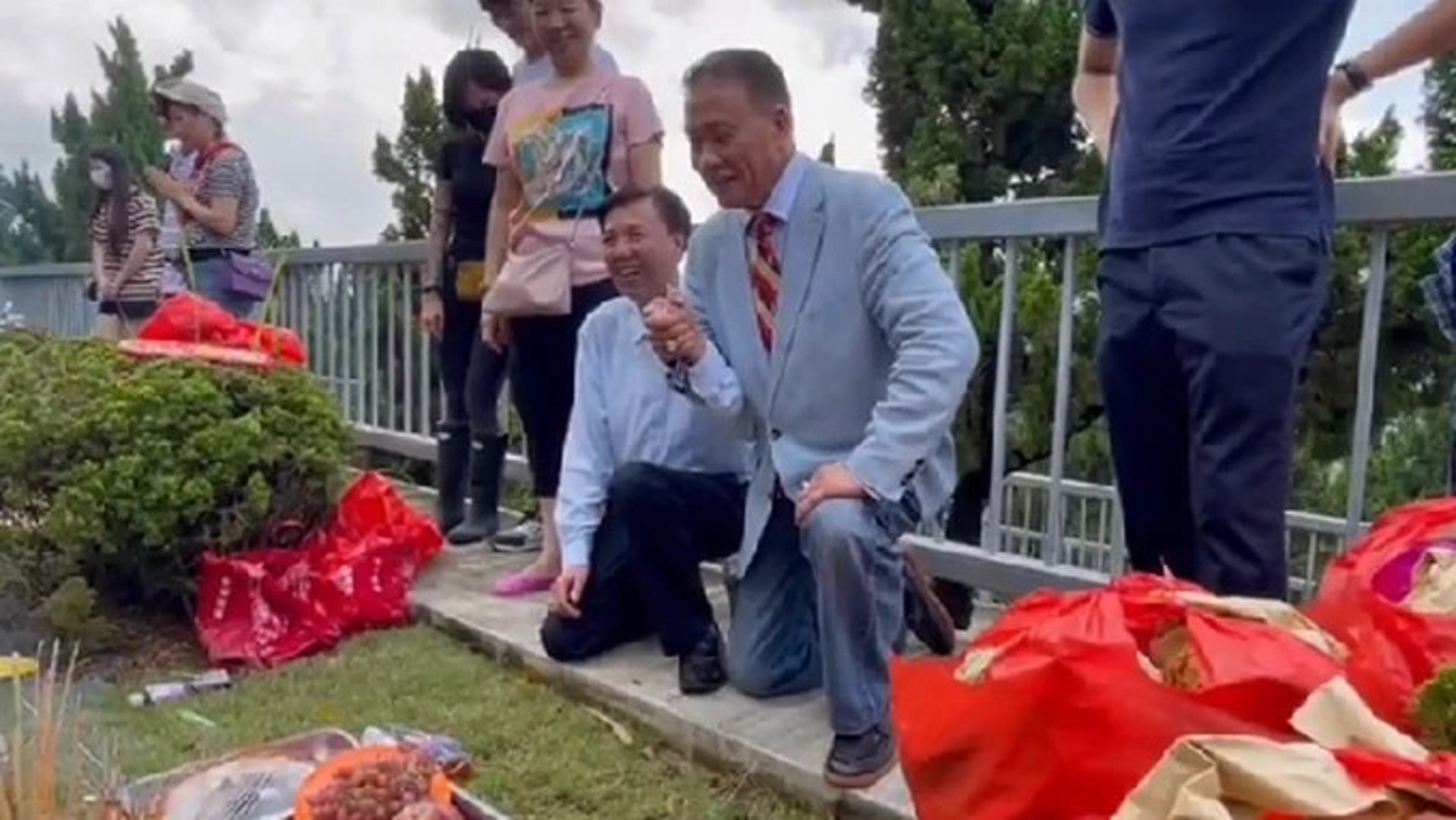 64岁万梓良结拜兄弟  当众跪拜对方祖先