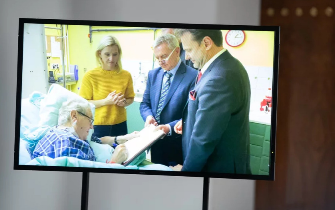 77岁捷克总统ICU病床上办公 众人注视下签署文件