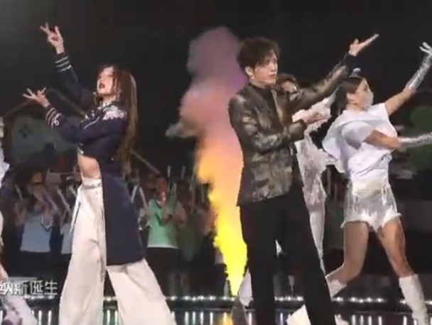 ​1张图神预言下场  李云迪孟美岐组“落难CP”