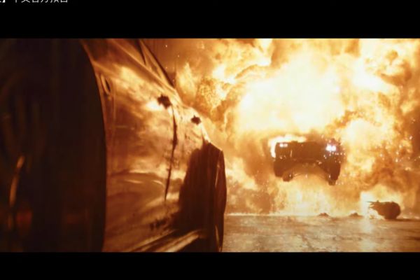 《蝙蝠侠》猫女造型曝光 罗拔柏汀森飞车冲火海