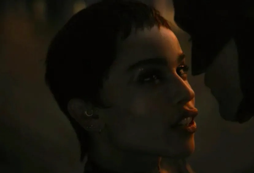 《蝙蝠侠》猫女造型曝光 罗拔柏汀森飞车冲火海