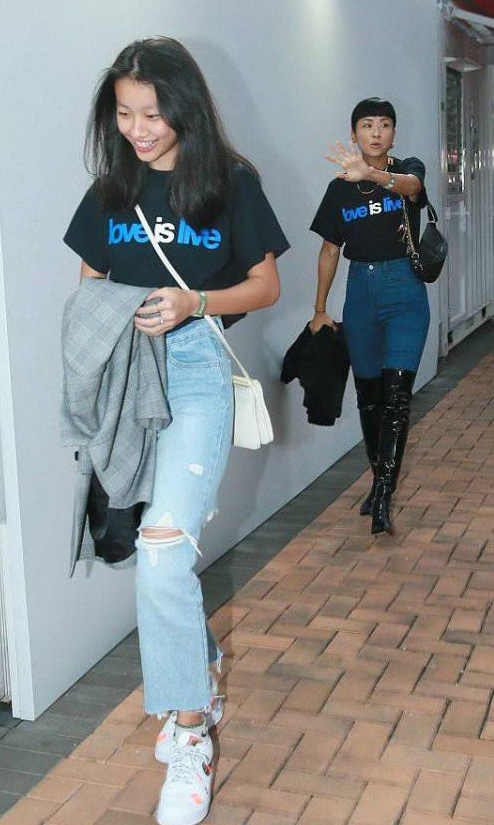 女儿17岁生日 徐濠萦《谁可相依》歌词表心声