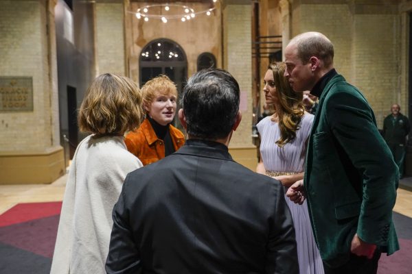 旧婚纱改造! 艾玛华森穿环保衫见威廉王子