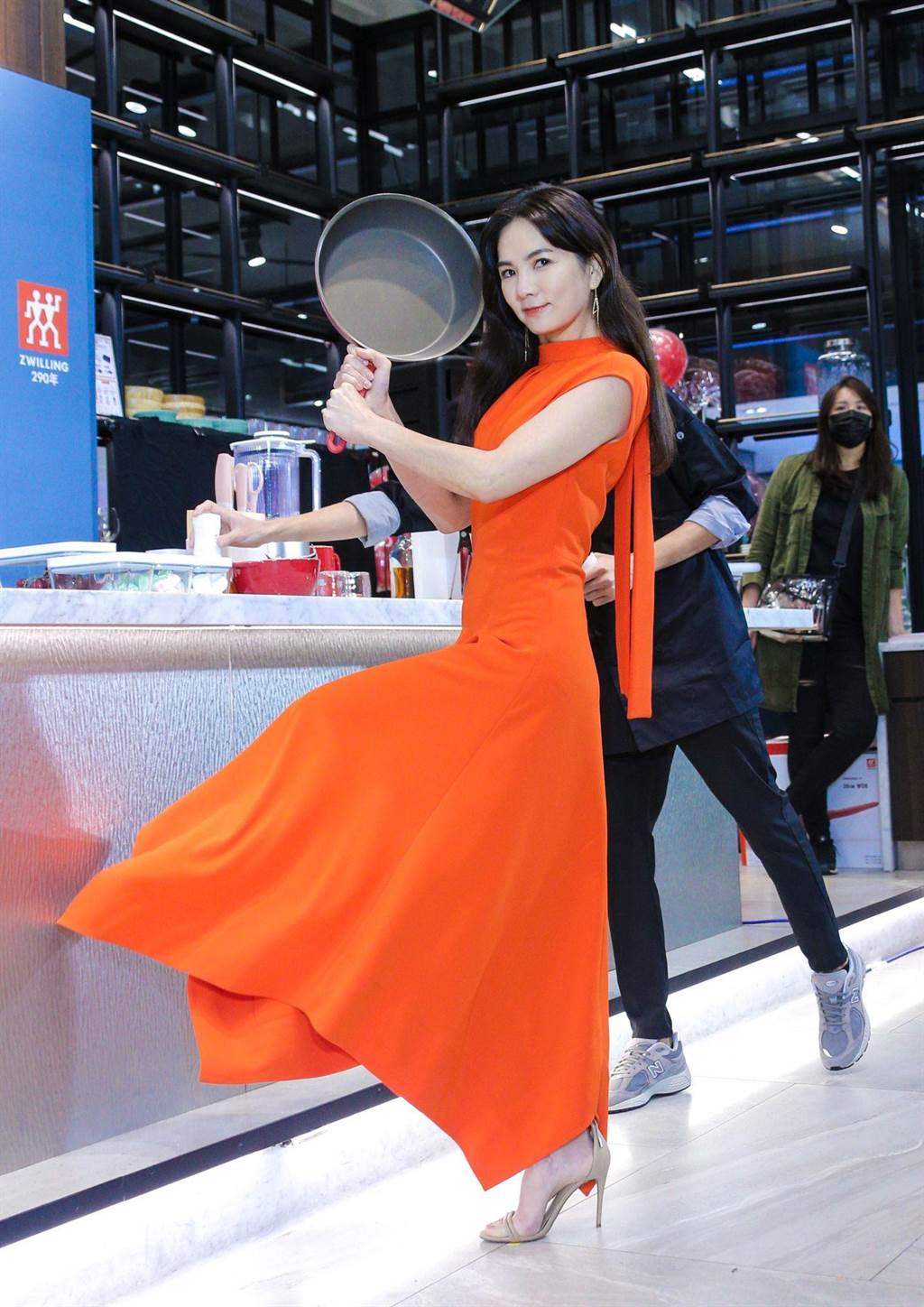 ​曝S.H.E月底合体   Ella甜炫老公费洛蒙不输瘦子