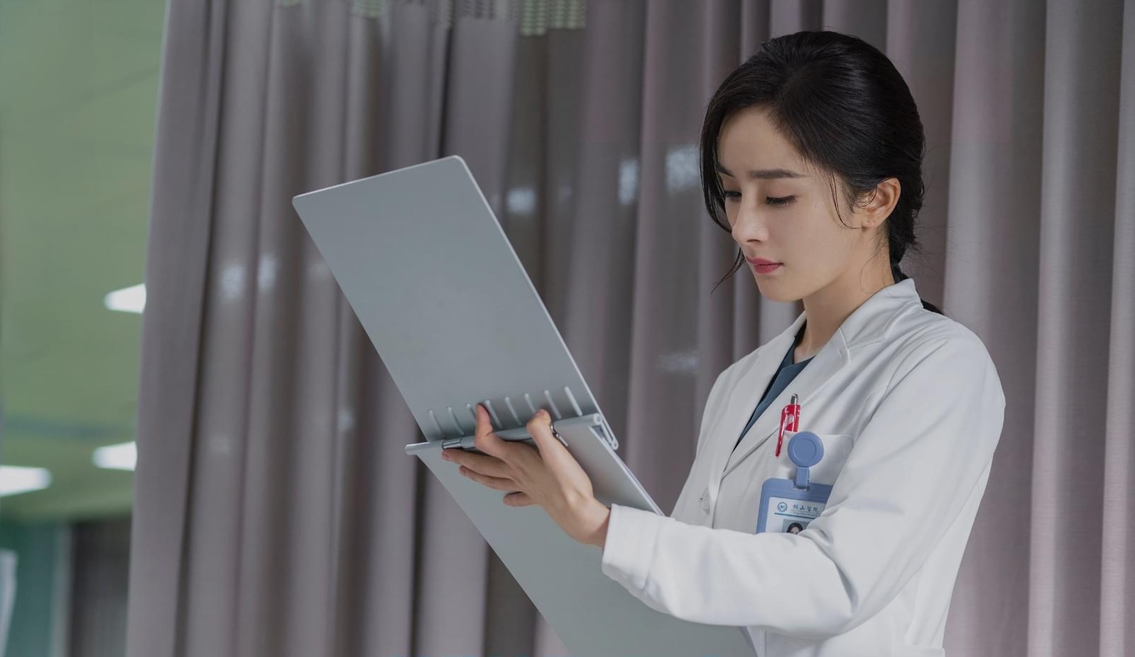 杨幂演医生刘海太长 被吐槽不专业太出戏