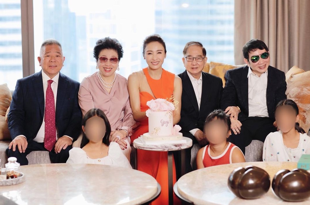 ​黎姿庆50岁生日．老公低调坐边角