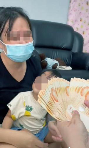 远嫁大马夫搞婚外情 女子携儿女越堤逃家暴