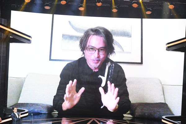 《做工的人》封金钟迷你剧集视帝.李铭顺视讯哽咽领奖