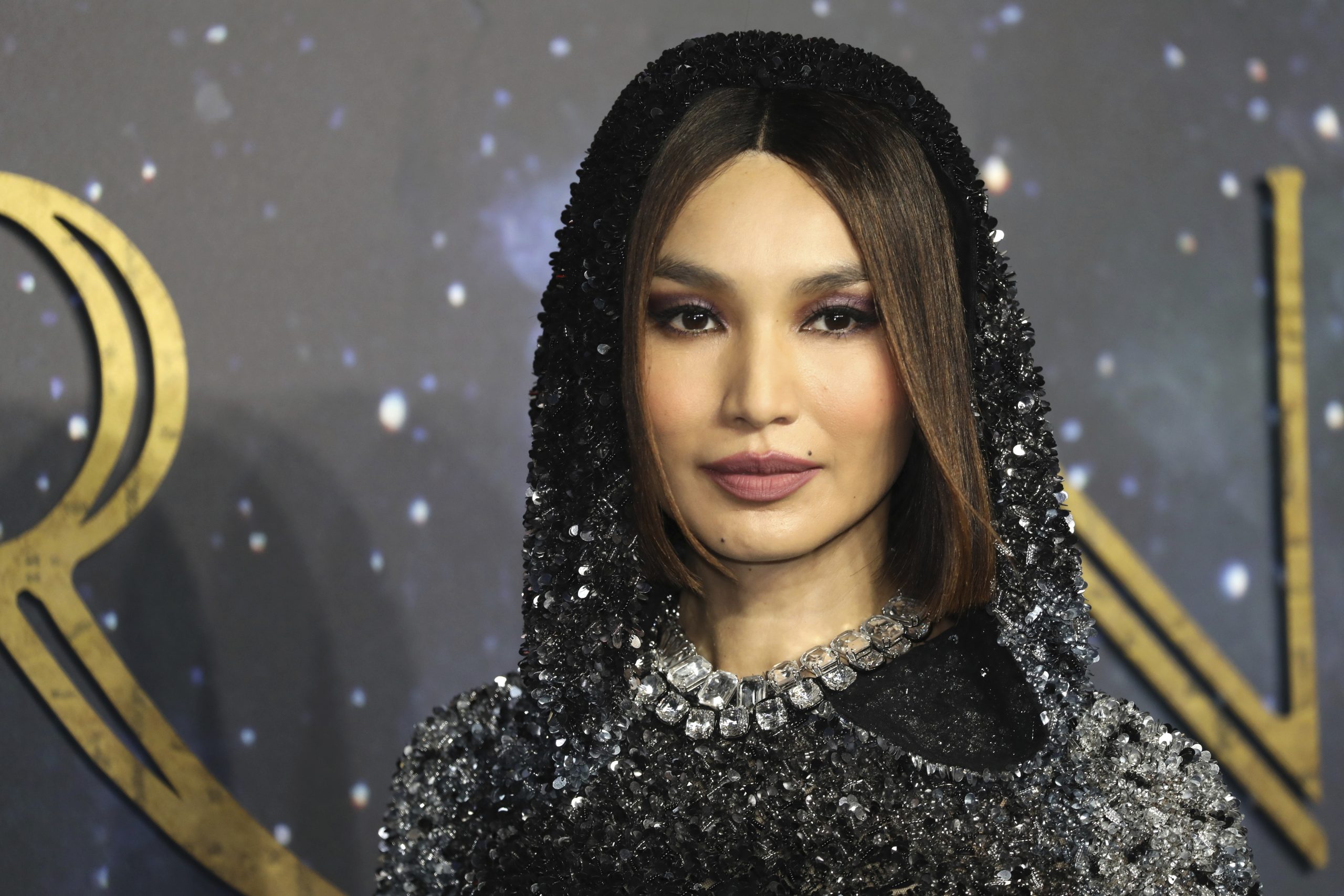 《永恒族》爆姐弟恋‧陈静抚摸李察胡渣脸抢镜