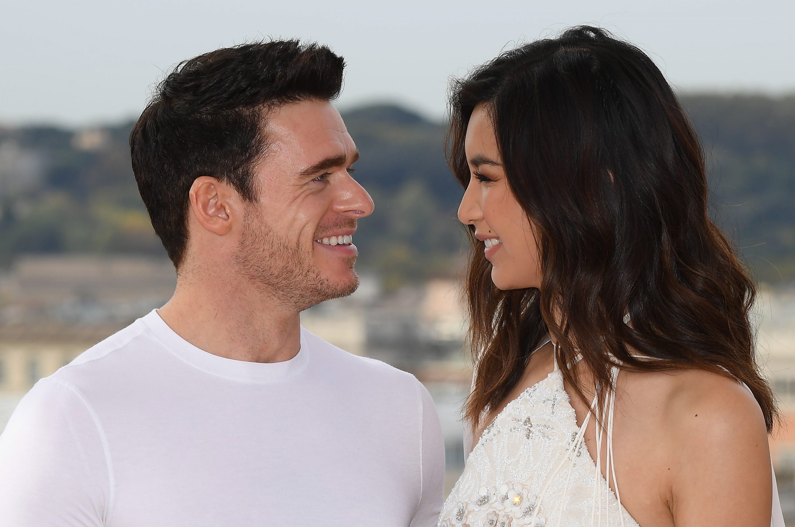 《永恒族》爆姐弟恋‧陈静抚摸李察胡渣脸抢镜