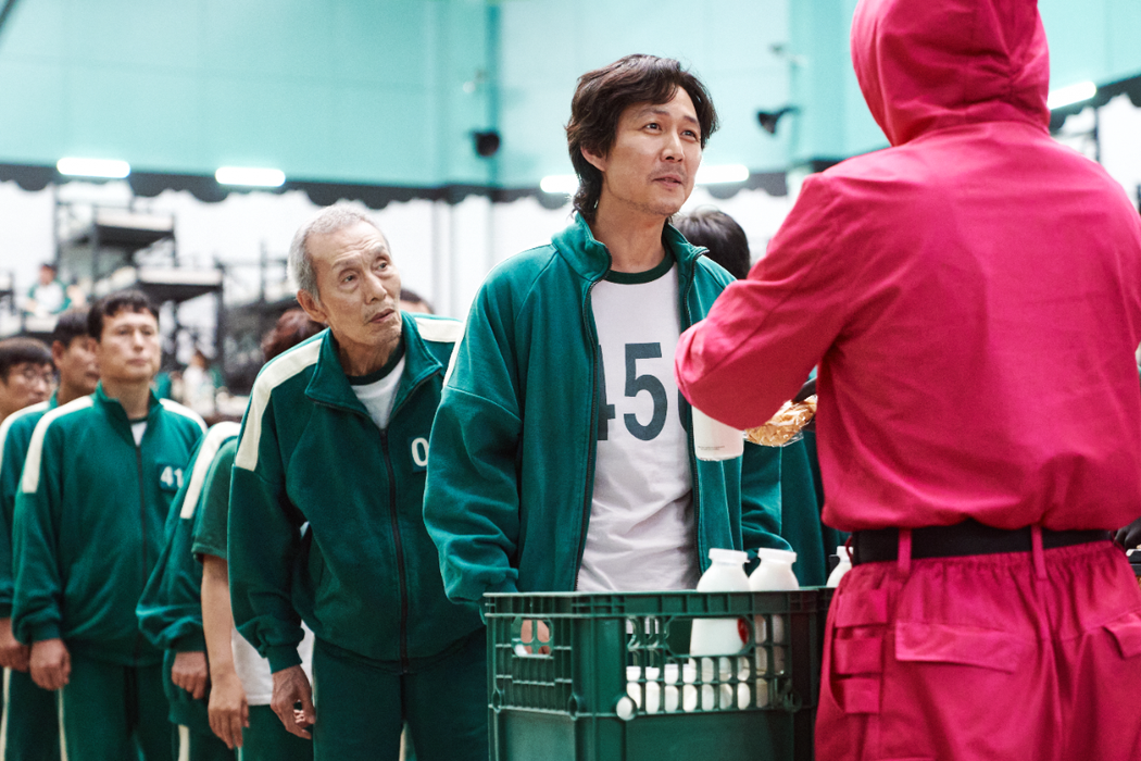 《鱿鱼游戏》成奇勋跟001老伯是父子？导演解答揭真相	