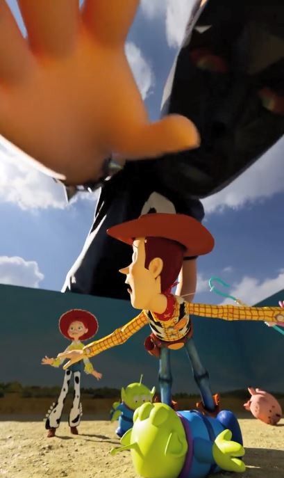 《鱿鱼游戏》热爆 胡迪巴斯光年也玩123木头人